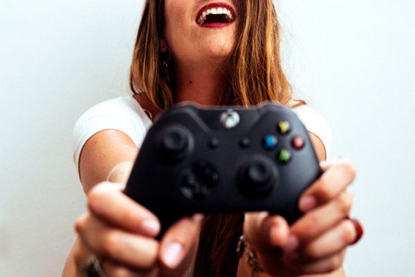 mulher segurando controle de videogame